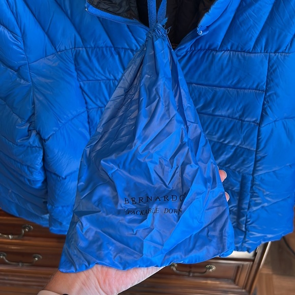 Bernardo packable royal blue feather down puffer sz L with packing bag - Picture 4 of 6